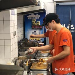 探秘“几把串” 胡同里的烟火气与美味江湖